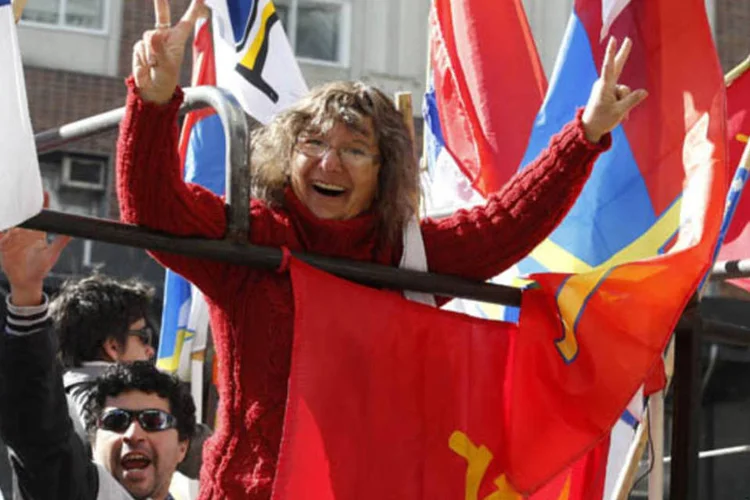 Apoiadores do partido governista Frente Ampla durante um comício no centro de Montevidéu, no Uruguai (Andres Stapff/Reuters)
