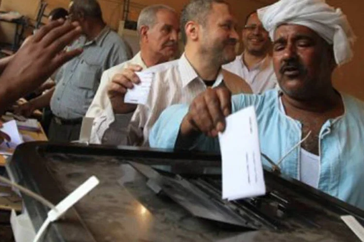 Egípcios votam no Cairo no primeiro dia da eleição presidencial: para estimular o comparecimento dos funcionários públicos, o governo decretou feriado (Mahmud Hams/AFP)