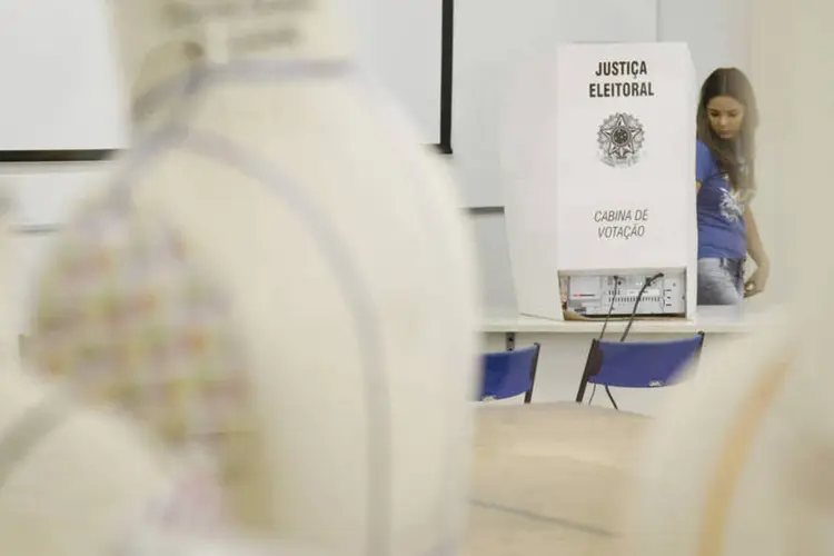 
	Eleitor votando em Bras&iacute;lia: TSE concedeu uma esp&eacute;cie de anistia a partidos com contas pendentes
 (Marri Nogueira/Agência Senado/Agência Senado)