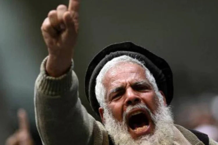 Partidário de candidato às eleições no Afeganistão: insurgentes advertem que colocarão como alvo militantes e outras pessoas encarregadas de organizar eleições (Wakil Kohsar/AFP)