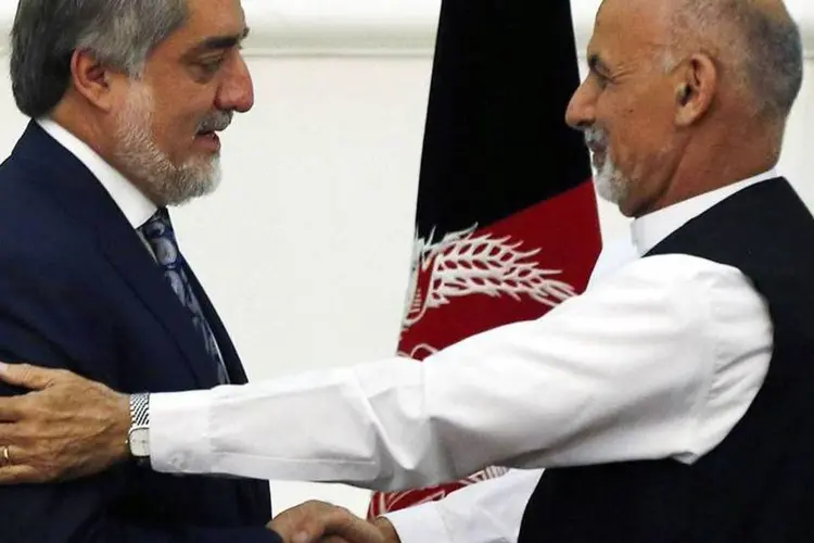 
	Abdullah e Ghani se cumprimentam em Kabul: Divis&atilde;o de poderes no novo governo
 (REUTERS/Omar Sobhani)