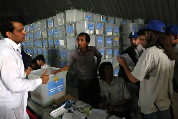 Funcionários eleitorais afegãos contam votos durante uma auditoria do segundo turno, no início de agosto (Mohammad Ismail/Reuters/Reuters)