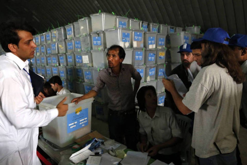 Eleição afegã sofre grande queda em número de votantes