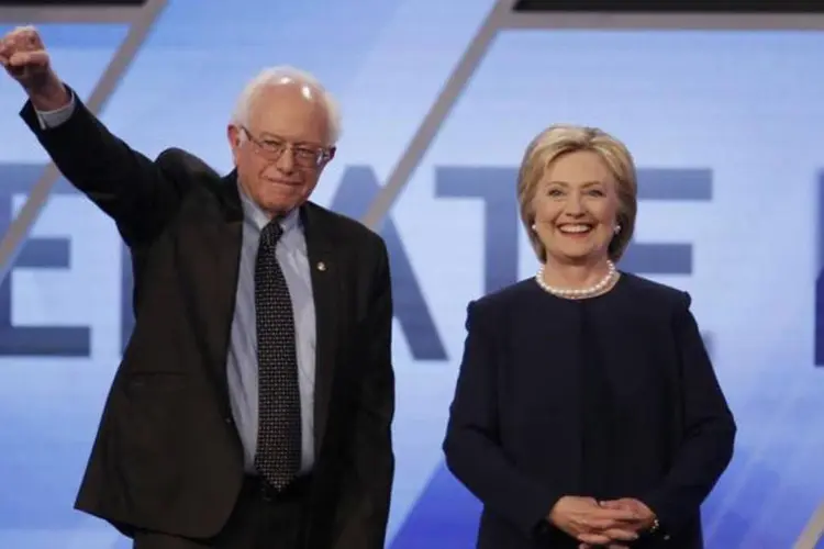 
	Hillary e Sanders: Sanders, de Vermont, vem resistindo em endossar a ex-secret&aacute;ria de Estado
 (Carlo Allegri / Reuters)