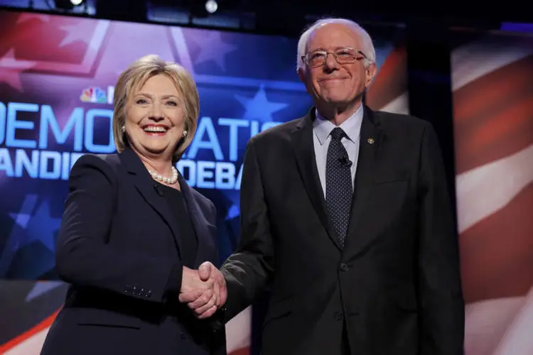 
	Hillary Clinton e Bernie Sanders: com 30% dos votos apurados, a ex-secret&aacute;ria de Estado tem 51,4% dos votos contra 48,5% do senador de Vermont.
 (Carlo Allegri / Reuters)