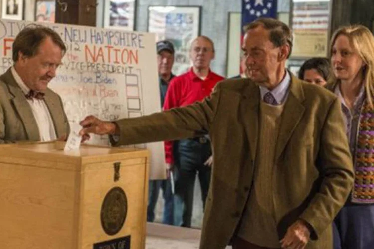 
	Homem deposita seu voto na urna em uma centro de vota&ccedil;&atilde;o em Dixville Notch, New Hampshire, em 6 de novembro: as pesquisas nacionais mostram Obama e Romney em empate t&eacute;cnico
 (Rogerio Barbosa/AFP)