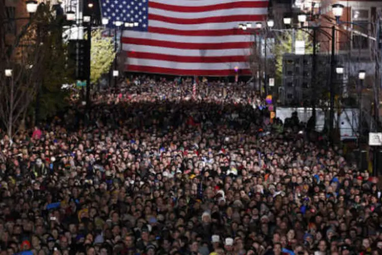 Multidão ouve presidente dos EUA, Barack Obama, na última noite de campanha antes das eleições, em Des Moines, Iowa (REUTERS/Larry Downing)