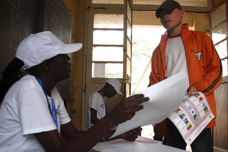 
	Homem prestes a votar na elei&ccedil;&atilde;o parlamentar do Burundi, em Bujumbura: cerca de 3,8 milh&otilde;es de pessoas devem registrar sufr&aacute;gio
 (REUTERS/Jean Pierre Harerimana)