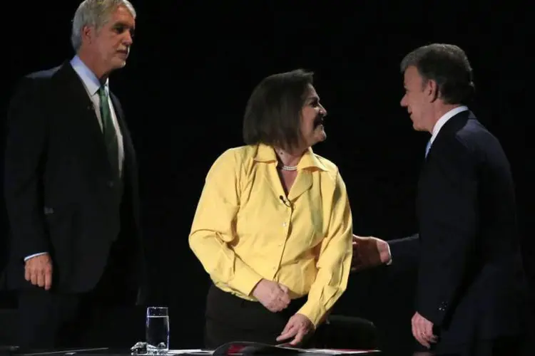 Candidatos eleitorais Clara Lopez, Juan Manuel Santos e Enrique Penalosa durante um debate televisivo em Bogotá, na Colômbia (Jose Miguel Gomez)