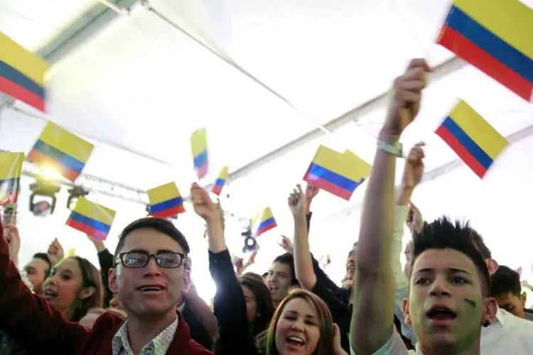 Colombianos celebram a vitória de Juan Manuel Santos na eleição presidencial, em Bogotá (Jaime Saldarriaga/Reuters)