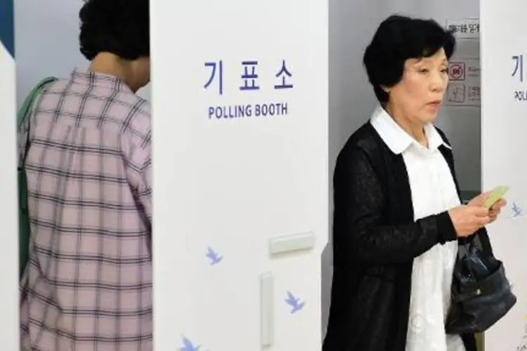 Sul coreanas votam em posto eleitoral de Seul, em 4 de junho de 2014 (Jung Yeon-Je/AFP)