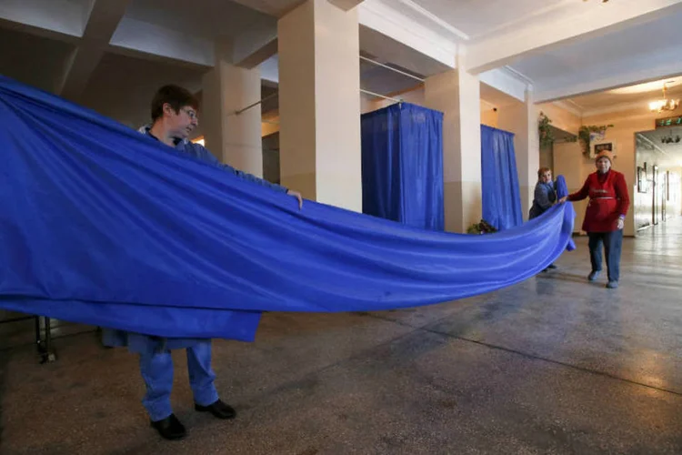 Comissão monta locais de votação: União Europeia alertou que não iria reconhecer o voto (Maxim Zmeyev/Reuters)