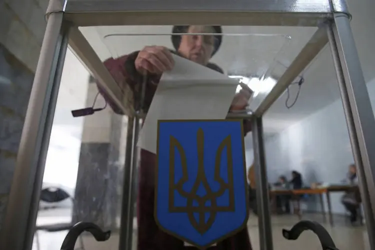 Mulher vota em eleições parlamentares em Donetsk: tensão permanece alta na região (Maxim Zmeyev/Reuters)