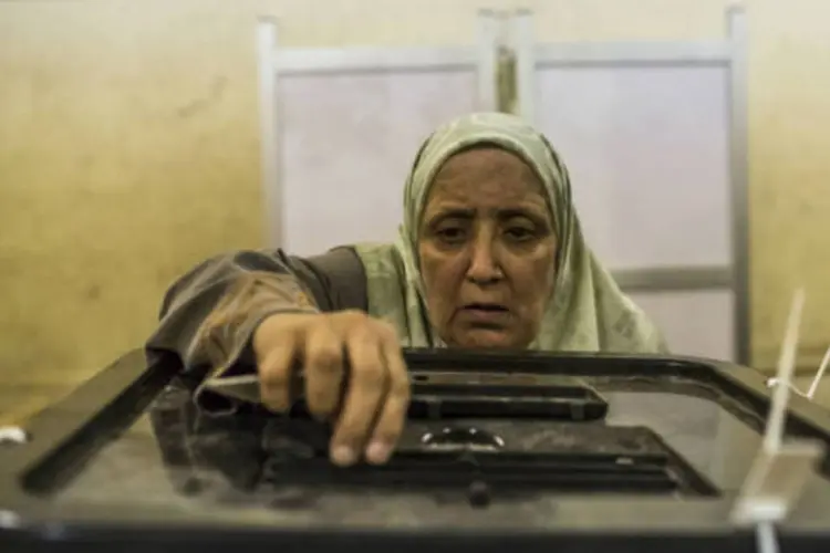 Mulher vota antes do fechamento das urnas no Egito (Getty Images)
