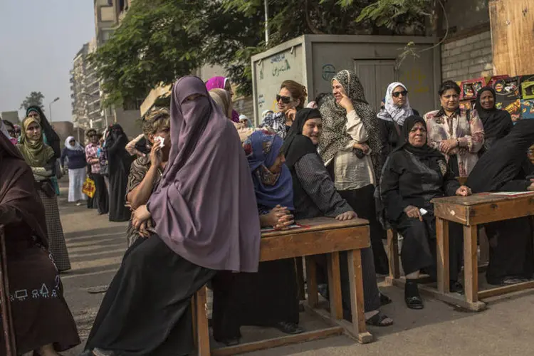 Mulheres fazem fila para votar e eleger o primeiro presidente da democracia do Egito (Getty Images)