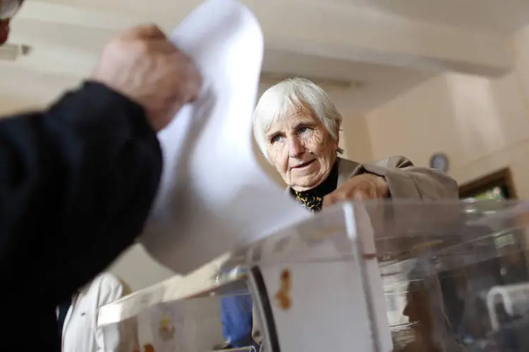 Mulher deposita o seu voto em uma urna de Sofia, durante as eleições em Bulgária (Stoyan Nenov/Reuters)