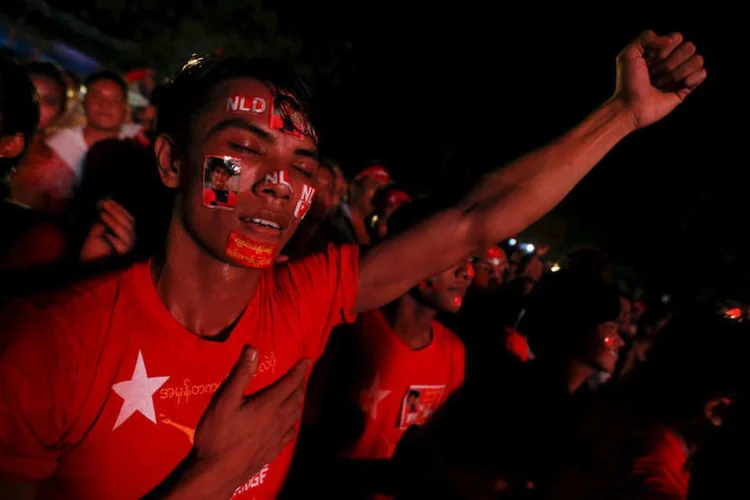 
	Vit&oacute;ria de Suu Kyi: na v&eacute;spera, os militares asseguraram uma transi&ccedil;&atilde;o pac&iacute;fica no pa&iacute;s
 (Jorge Silva / Reuters)