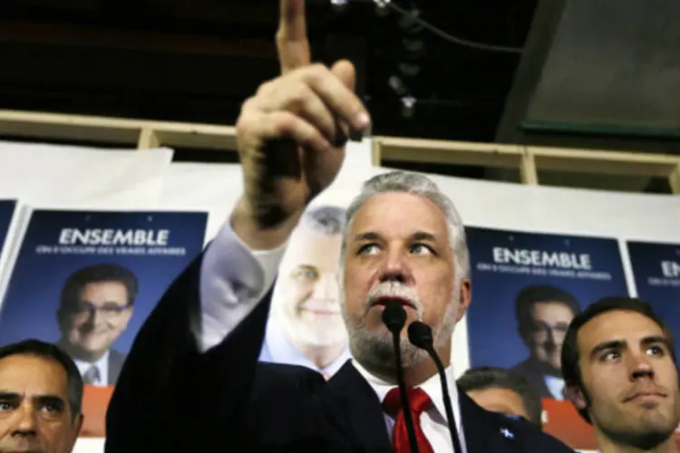 Philippe Couillard, líder do federalista Partido Liberal do Québec (PLQ), acena para seus apoiadores durante campanha em Quebec, no Canadá (Christinne Muschi/Reuters)