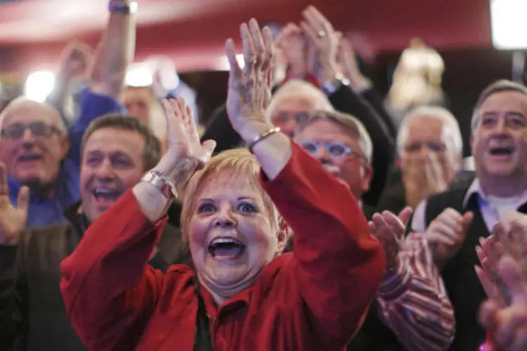 Canadenses comemoram na sede do líder do Partido Liberal de Quebec, Philippe Couillard, durante a eleição provincial, em St. Felicien (Mathieu Belanger/Reuters)