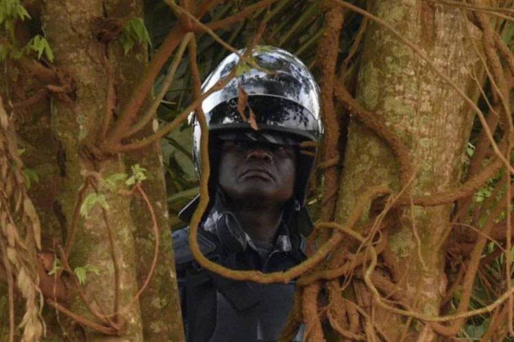 
	Uganda: os enfrentamentos come&ccedil;aram depois que um candidato independente foi declarado vencedor e depois substitu&iacute;do por outro
 (Isaac Kasamani / AFP)