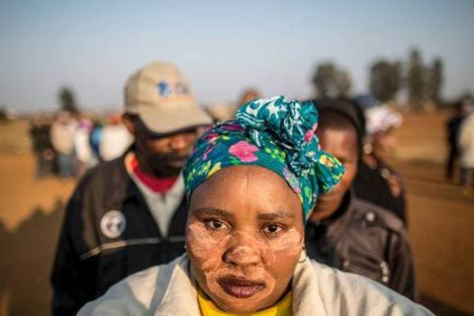 
	Sul-africanos aguardam para votar em elei&ccedil;&otilde;es gerais: mais de 25,3 milh&otilde;es de sul-africanos devem eleger 400 deputados, que escolher&atilde;o o presidente
 (Marco Longari/AFP)