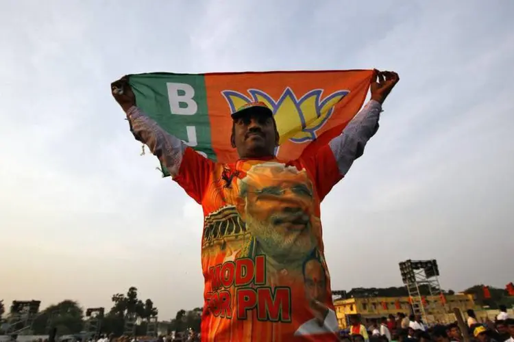 Apoiador do candidato nacionalista hindu, Narendra Modi, durante um comício do partido BJP na cidade de Chennai, no sul da Índia (Babu/Reuters)