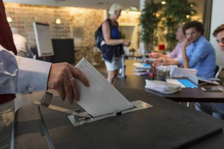 Eleições parlamentares na Inglaterra: de acodo com resultados parciais, Ukip conquistou mais 89 cadeiras nas eleições (Michael Kooren/Reuters)