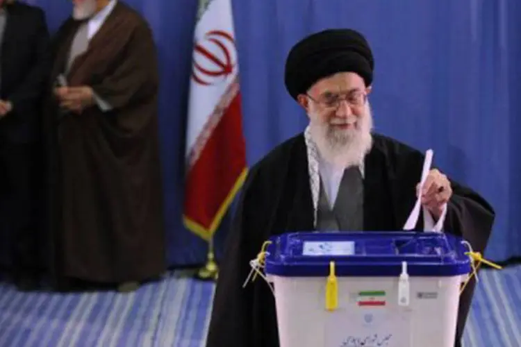 No primeiro turno das eleições legislativas, foram eleitos 225 deputados e 80% representam a corrente conservadora vinculada ao líder religioso do Irã, aiatolá Ali Khamenei (AFP)