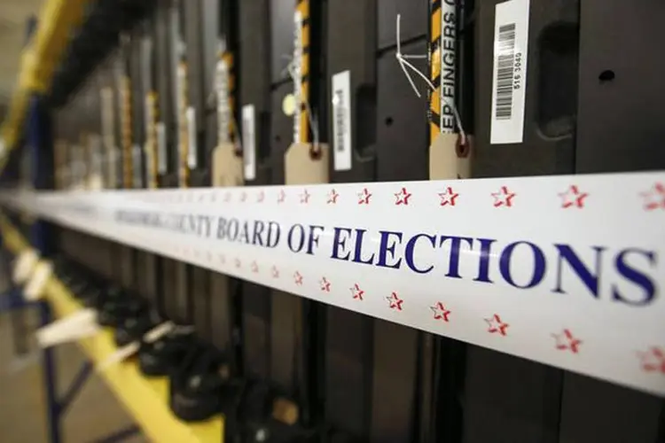 
	Terminais de vota&ccedil;&atilde;o no armaz&eacute;m do comit&ecirc; eleitoral do condado de Mecklenburg, em Charlotte
 (Chris Keane/Reuters)