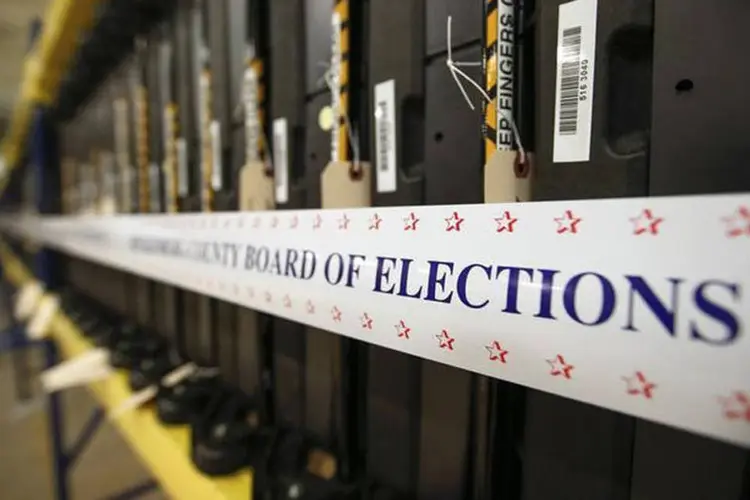
	Terminais de vota&ccedil;&atilde;o no armaz&eacute;m de comit&ecirc; eleitoral nos Estados Unidos
 (Chris Keane/Reuters)