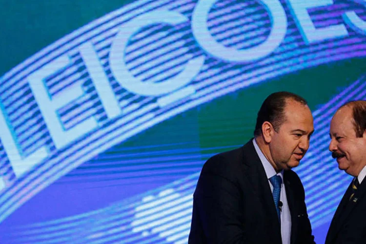 Levy Fidelix (d) cumprimenta o pastor Everaldo: Levy respondeu que o candidato do PV não tem "moral" para questioná-lo (REUTERS/Ricardo Moraes)