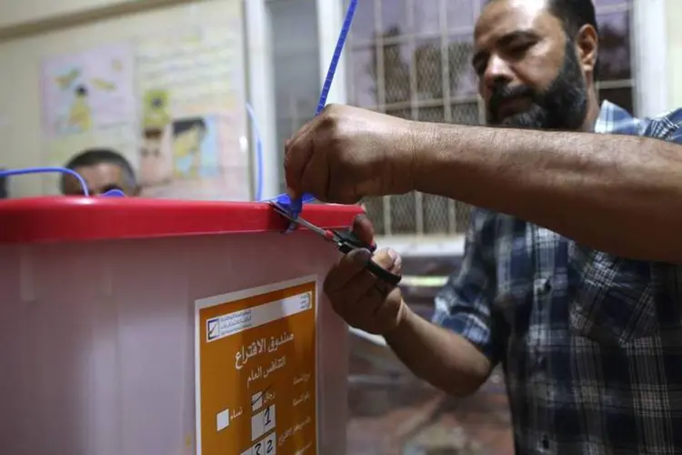 Mesário prepara uma urna para a contagem de votos em Benghazi, na Líbia (Esam Omran Al-Fetori/Reuters)