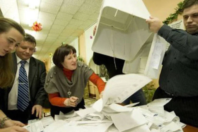 O RU, partido liderado pelo primeiro-ministro, Vladimir Putin, obteve mais de 49% dos votos nas eleições, que lhe garantem a maioria absoluta no parlamento (Natalia Kolesnikova/AFP)