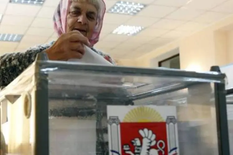 Eleitora vota nas eleições regionais e municipais de Moscou (Max Vetrov/AFP)