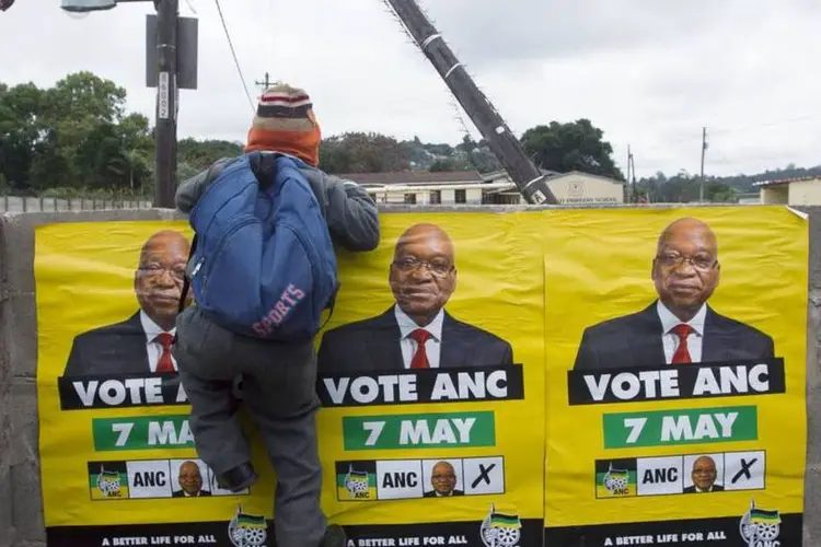 Cartazes do partido governista Congresso Nacional Africano (CNA) com o presidente Jacob Zuma em uma muro na África do Sul (Rogan Ward/Reuters)