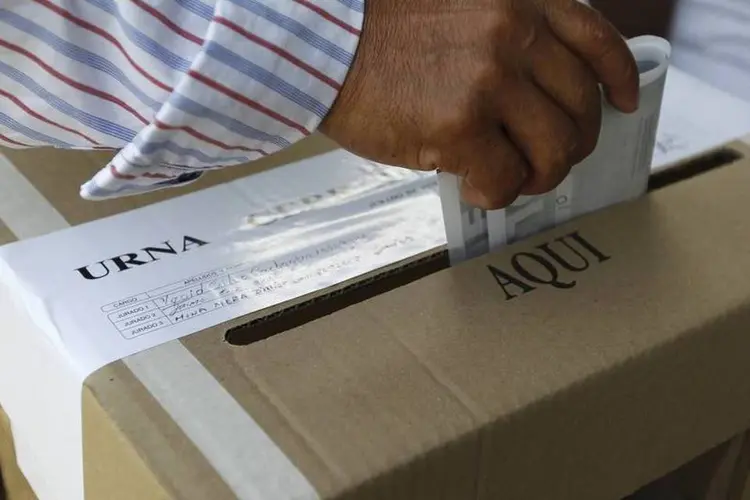 Eleitor vota durante o primeiro turno da eleição presidencial da Colombia, em Caloto (Jaime Saldarriaga/Reuters)