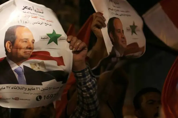 Apoiadores com cartazes de Abdel Fattah al-Sisi celebram na praça Tahrir, no Cairo (Amr Abdallah Dalsh/Reuters)
