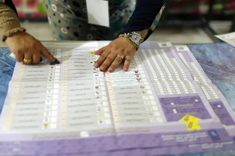 Trabalhador eleitoral conta os votos antes do final das eleições parlamentares de Bagdá, no Iraque (Ahmed Jadallah/Reuters/Reuters)