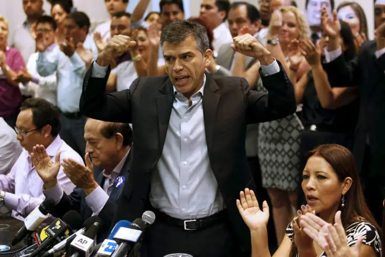 
	Julio Guzm&aacute;n: o motivo alegado foi que o partido de Guzm&aacute;n, Todos pelo Peru, cometeu erros administrativos e n&atilde;o respeitou suas normas para formar a chapa presidencial
 (Mariana Bazo / Reuters)