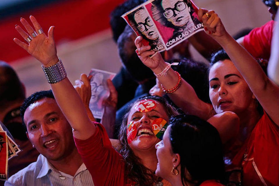 Convidados do evento do PT celebram reeleição de Dilma