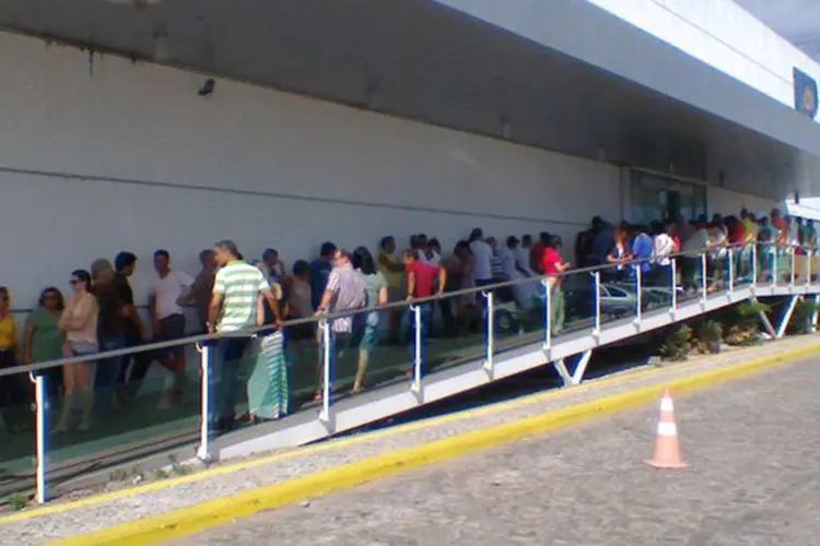 Fila no maior local de votação do Rio Grande do Norte, a Universidade Potiguar, em Natal (Vitor Abdala/Agência Brasil)