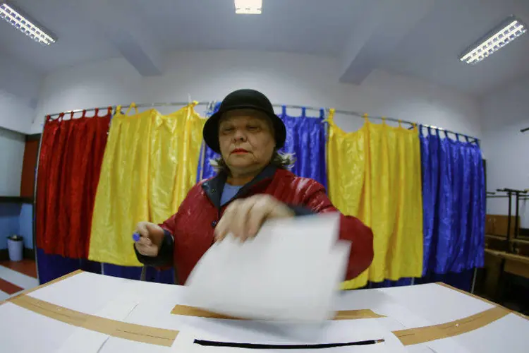 
	Mulher deposita seu voto em urna durante elei&ccedil;&otilde;es na Rom&ecirc;nia
 (Bogdan Cristel/Reuters)