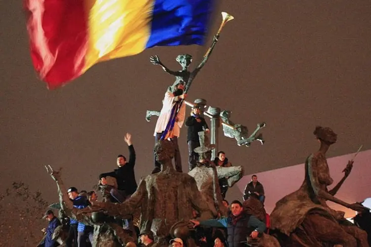 Apoiadores celebram a vitória de Klaus Iohannis nas eleições da Romênia, em Bucareste (Radu Sigheti/Reuters)