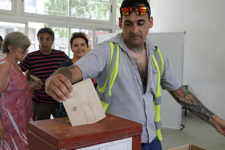 
	Homem deposita o seu voto em uma sess&atilde;o eleitoral de Montevid&eacute;u, no Uruguai
 (Andres Stapff/Reuters)