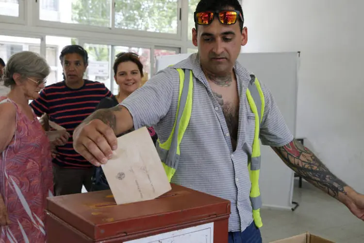 Homem deposita o seu voto em uma sessão eleitoral de Montevidéu, no Uruguai (Andres Stapff/Reuters)