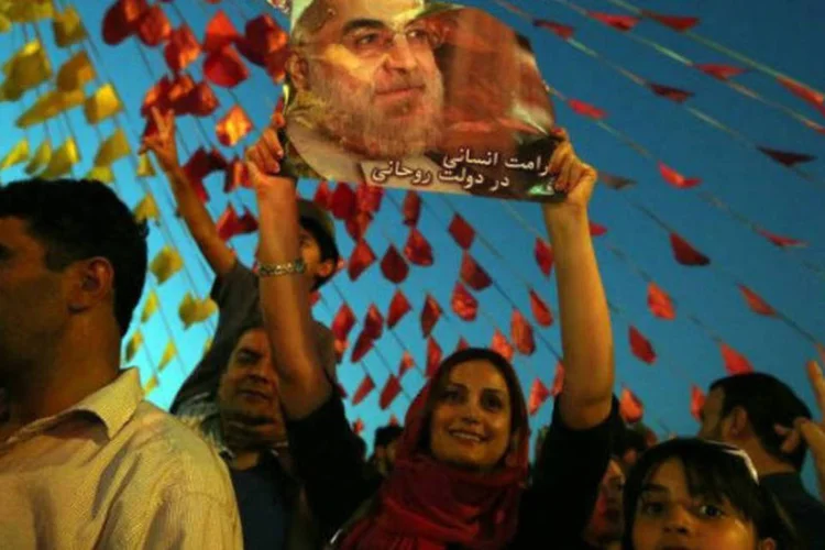 Iranianos comemoram vitória de Hassan Rohani neste sábado (15) em Teerã (AFP / Atta Kenare)