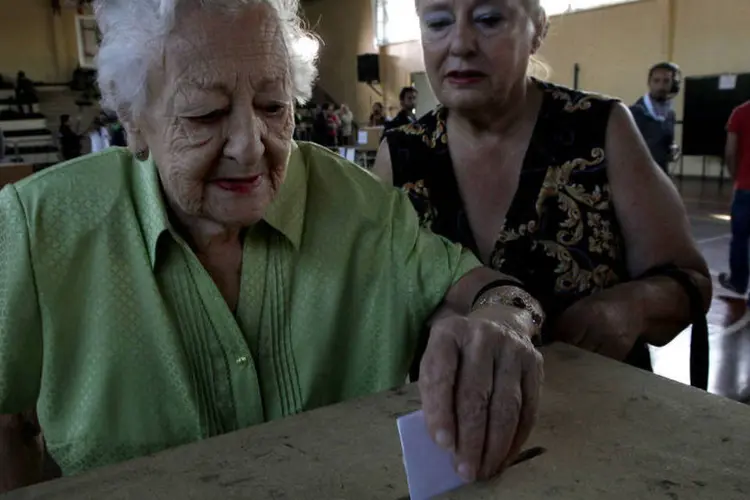 Senhora vota no Chile: um total de 13,5 milhões de cidadãos estão convocados às urnas  (REUTERS/Ivan Alvarado)