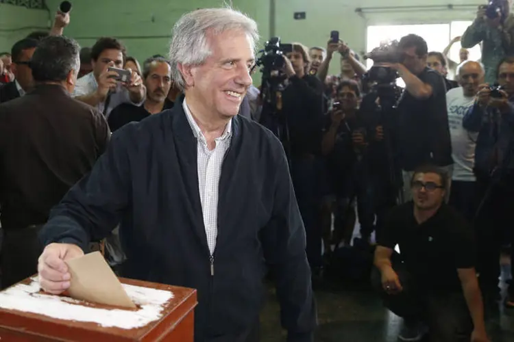 Candidato presidencial do Uruguai do governista Frente Ampla, Tabaré Vázquez, deposita o seu voto durante as eleições de Montevidéu  (Andres Stapff/Reuters)