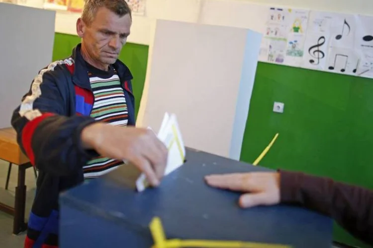 
	Homem deposita seu voto na urna no pleito geral da B&oacute;snia, em Potocari
 (Reuters/Dado Ruvic)
