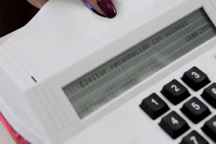 Eleitor utiliza urna biométrica: termina hoje o prazo de requisição de segunda via de título (Antônio Cruz/AGÊNCIA BRASIL)